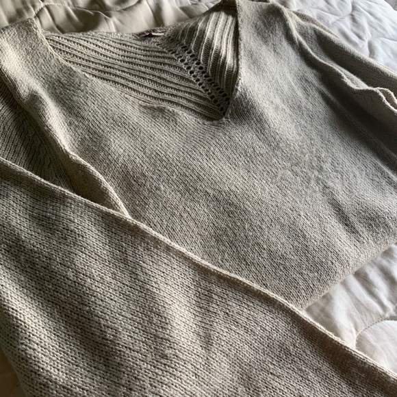 V Neck Sweater - Picture 4 of 4